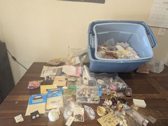 Miniatures and dollhouse accessories