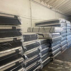 Full Size Mattress Pillow Top 12" Thick.     Brand New Mattress.     Delivery Available.      Same Day Delivery