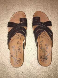 Like new bear trap sandals size 9 1/2 M