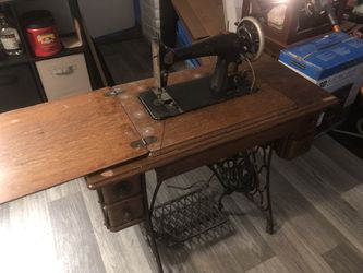 Antique Singer Sewing Table With Machine for Sale in Houston, TX