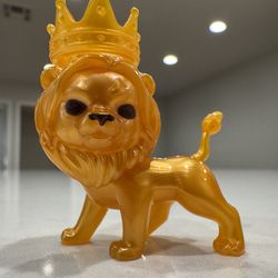 *Super Rare* Golden Lion + crown (Gumi Yum Surprise - Widlife) Collectible Animal Figurine / Puzzle Toy — with instructionsu