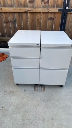 2 file cabinets  with  key 🔑