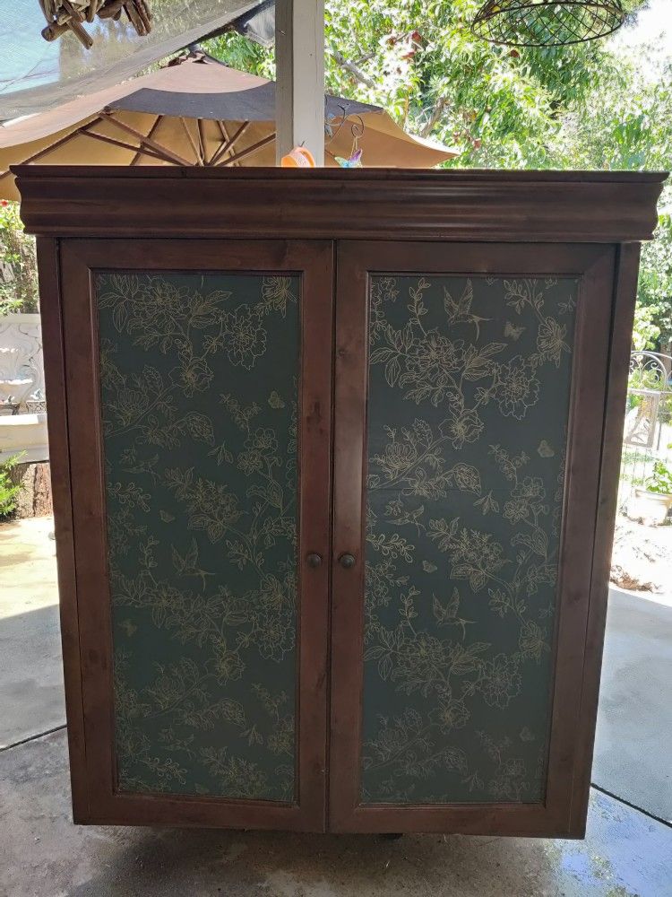 FREE Liquor Cabinet / Coffee Bar /Pantry