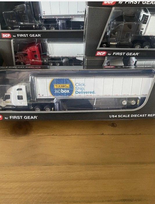DCP by First Gear 1:64 J.B.Hunt 360 Box International Tractor / Trailer. NiB