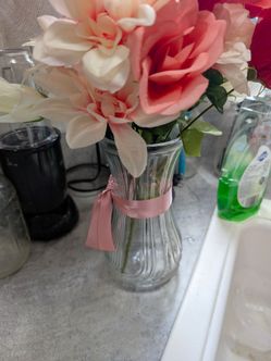Fake flower arrangements with vase and ribbon