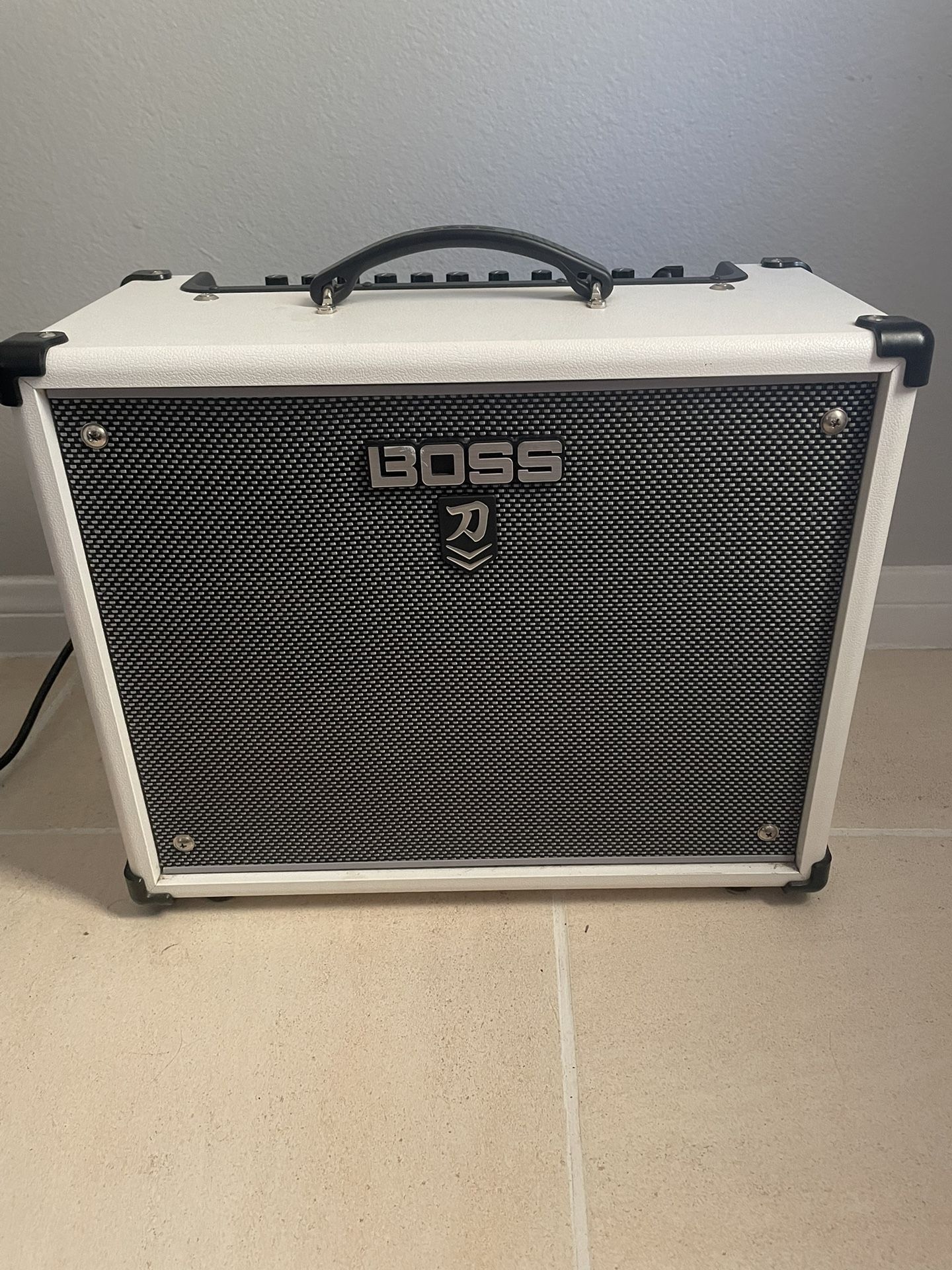 boss katana mk2 50w guitar amp limited edition white