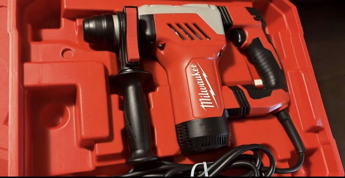 Milwaukee 5.5 Amp 5/8 in. Corded SDS-plus Concrete/Masonry Rotary Hammer Drill Kit with Case