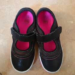 Girl's mary jane black shoes with pink trim size 9