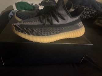 Yeezy 350 Boost V2 “Carbon”  Size 9.5