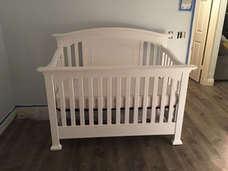 Munire White Baby Crib