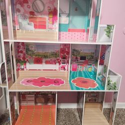 Doll House / Casa De Muñecas