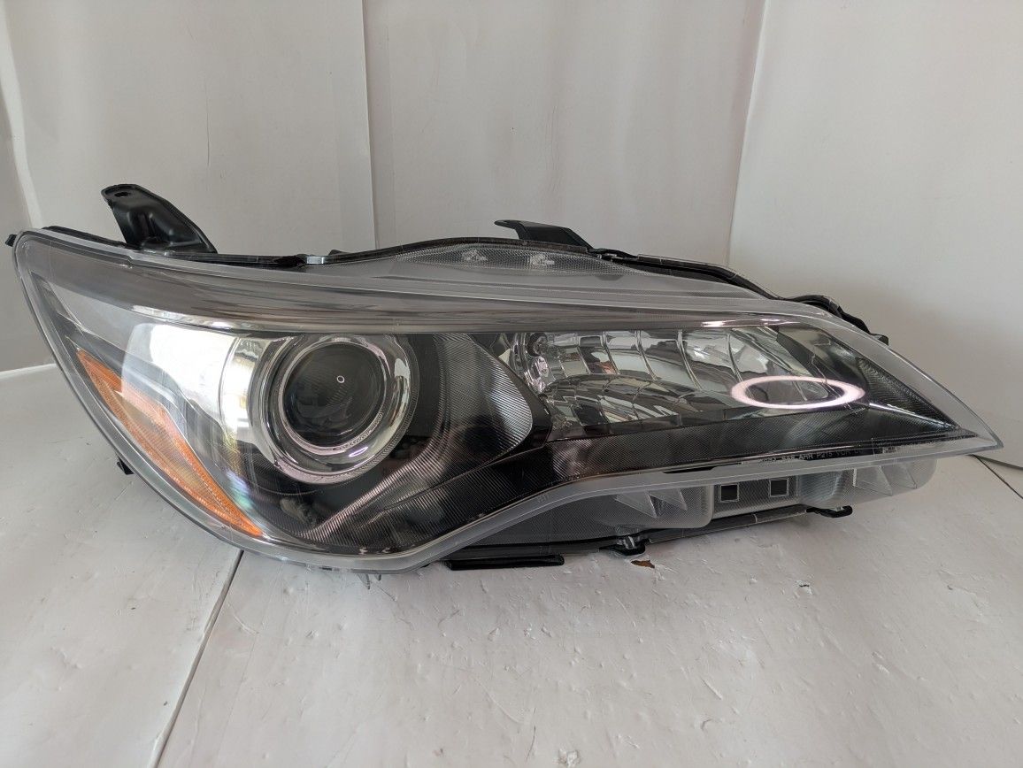 2015-2017 Toyota Camry Hybrid, SE,XSE. Halogen Headlight Right Passenger Side.TYC lamp