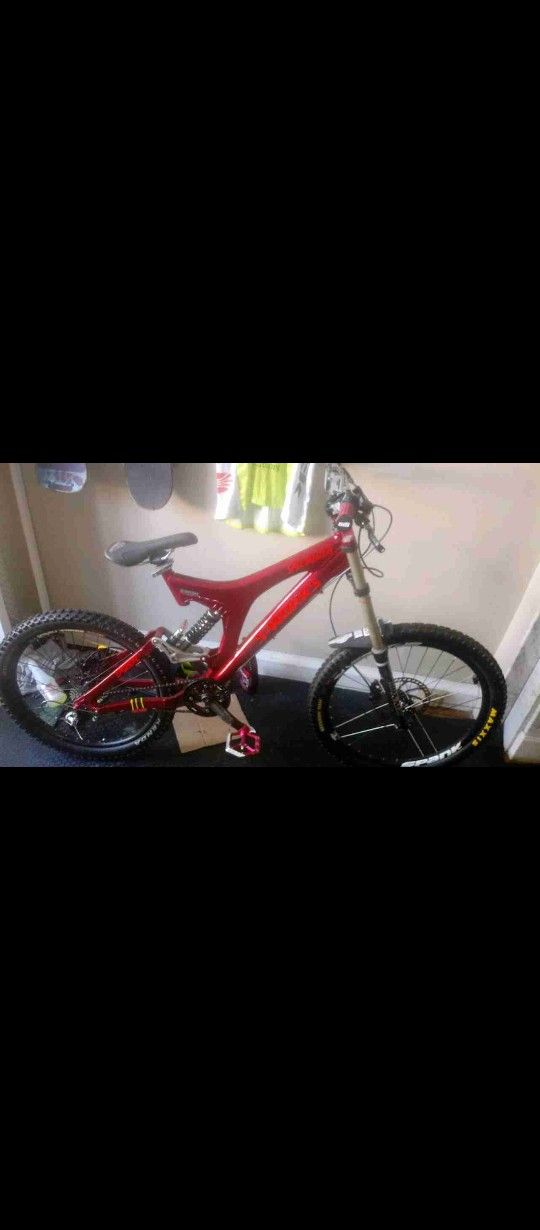 05 Specialized Big Hit Racing Mt. Bike $3,000