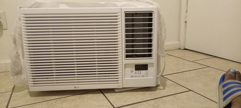 LG 12,200 BTU Window Unit – Heat/ AC/ + Dehumidifier & WiFi Enabled