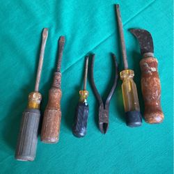 Box lot of six hand tools screwdrivers rug tool and wire cutters