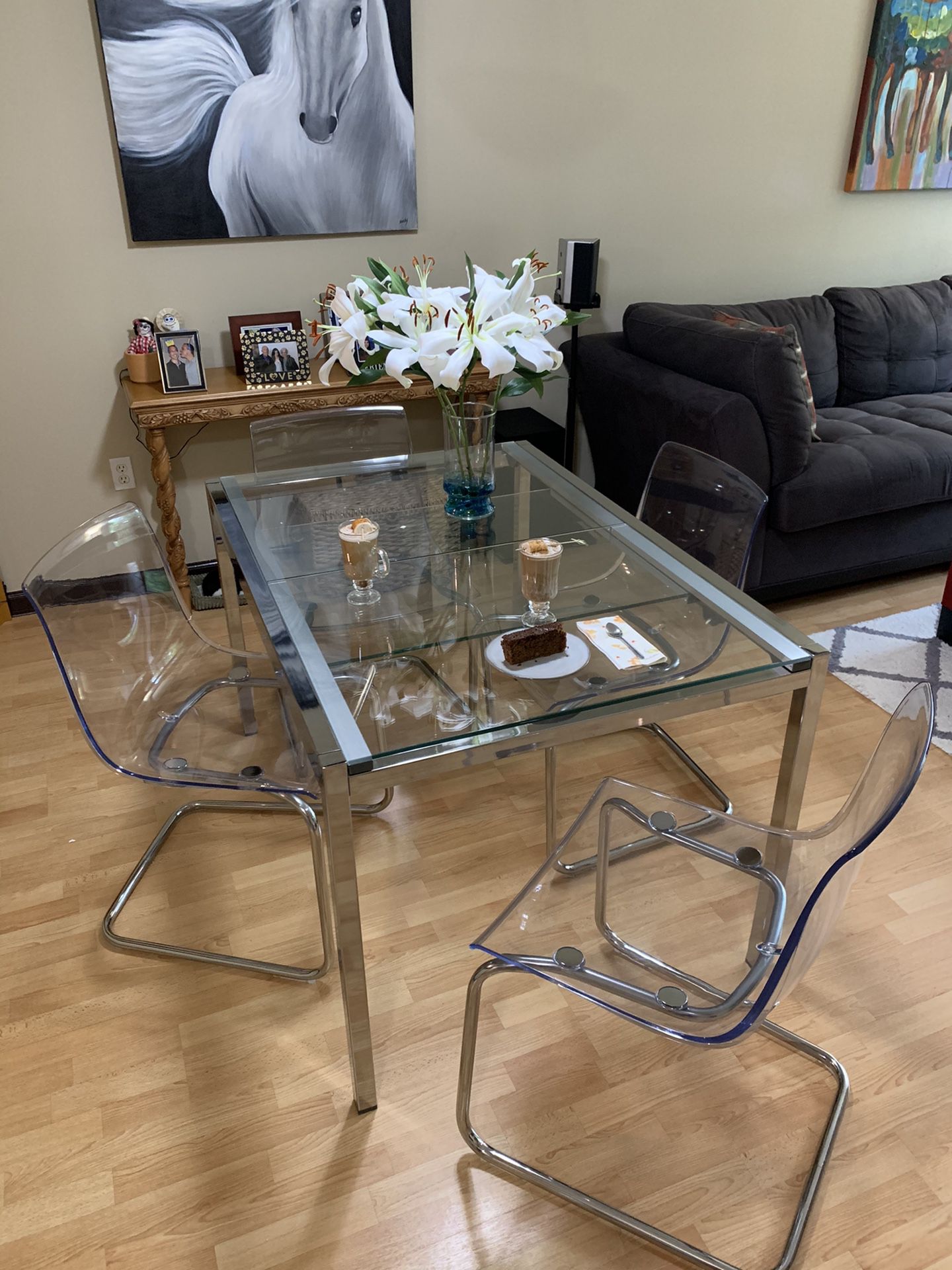 Expandable Dining Table with 4 Acrylic “ghost” Chairs