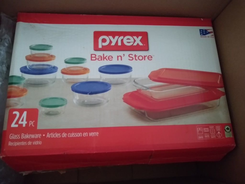 Pyrex and snappwear set with lids