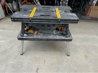 Foldable workbench with clamps
