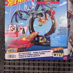 Hot Wheels: City Track Builder  (Bat Manor Attack Play Set) 2018 New