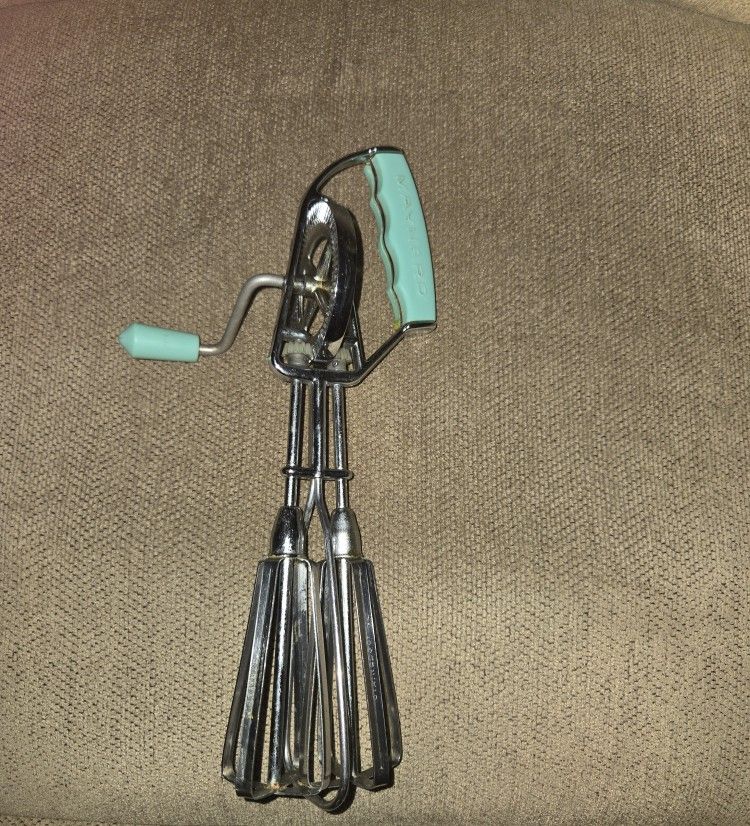 Vintage MAYNARD Egg Beater / Hand Mixer