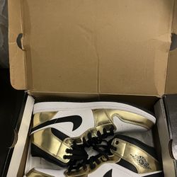 Jorden 1 metallic gold/white black size 14