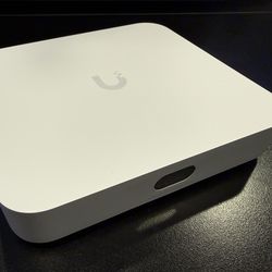 Unifi Cloud Gateway Max w/ wall mount