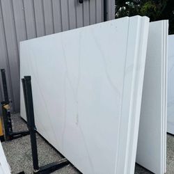 QUARTZ STONE SLABS SUPER JUMBO IN CALACATTA GOLD 📏Each slabs cover  75.7 sq.ft, Thickness 3 cm 🔥Price $999 per Slab🔥 