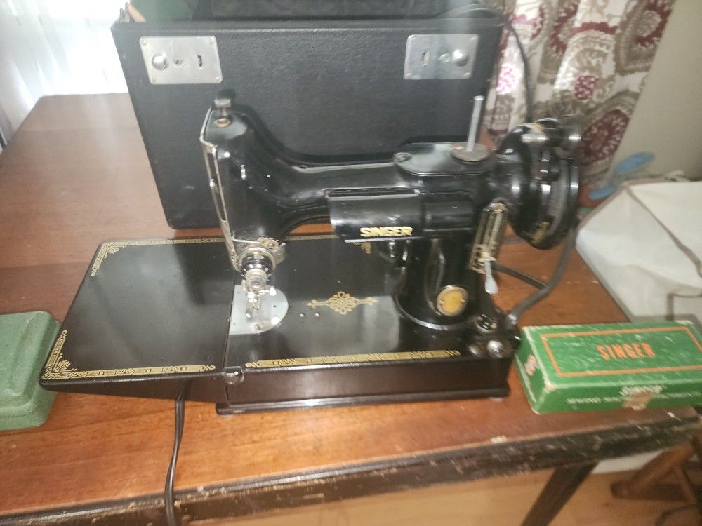 1951 Featherlite Singer Sewing Machine And Singer Table And Accessories