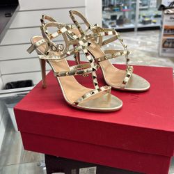 Valentino Garavani Rockstud Heels 