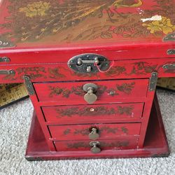 Vtg. Chinese jewelry box with key
