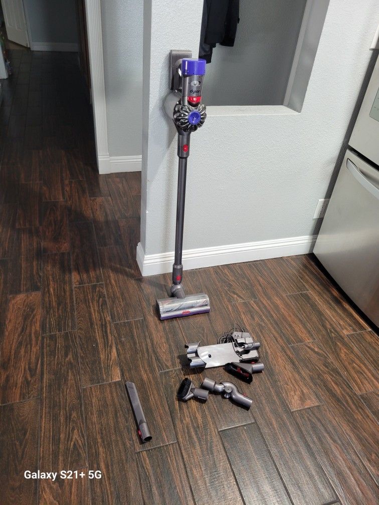 Dyson V8 