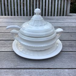 NEW! WHITE CERAMIC SOUP/SAUCE/GRAVY TUREEN