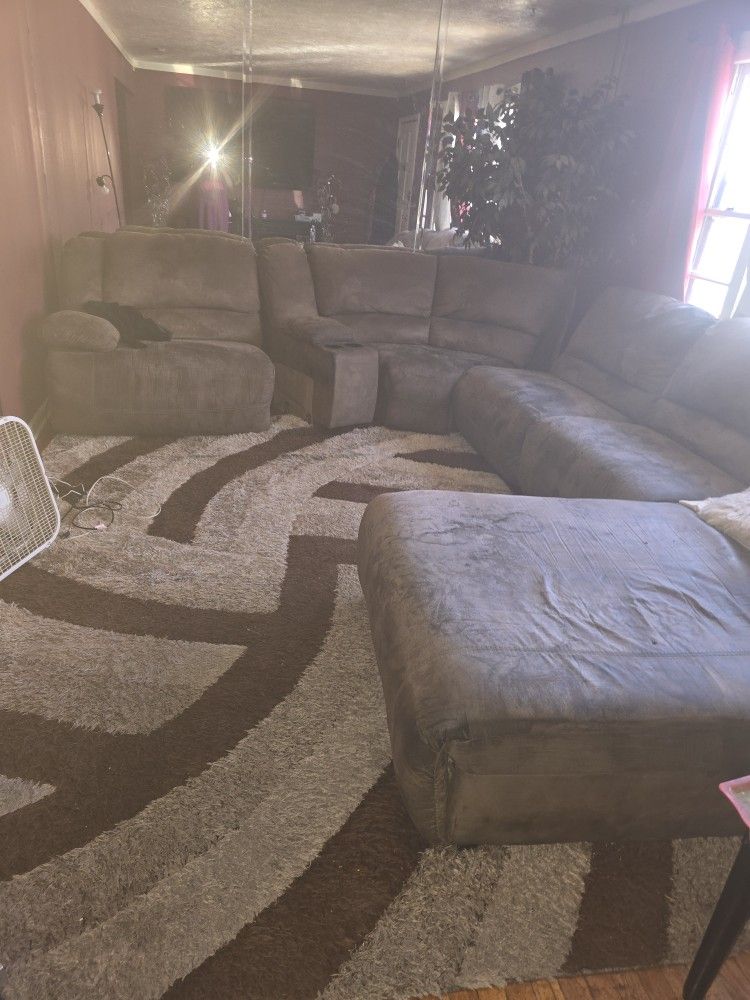 LIVING ROOM PIT & CARPET