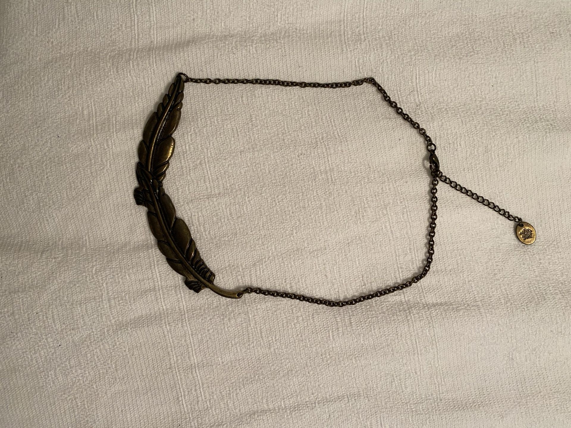 Necklace with feather design
