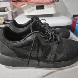 These are Nike Roshe One Hyperfuse sneakers in a "Triple Black" colorway.  Size 9.5