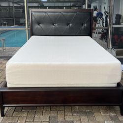 Beautiful Queen size bed, made of wood and leather. Mattress and boxspring included. I can deliver for an additional cost, Perfect conditions!!