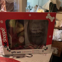 New Pet Gift Set   Twi Plush Toys One Bandana  One Wine Glass