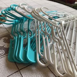 Set Of 15 Plastic Clothing Hangers