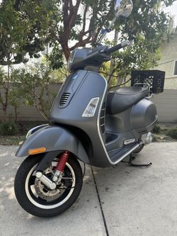 Vespa GTS 300 Super - Exceptionally Clean, Low Miles