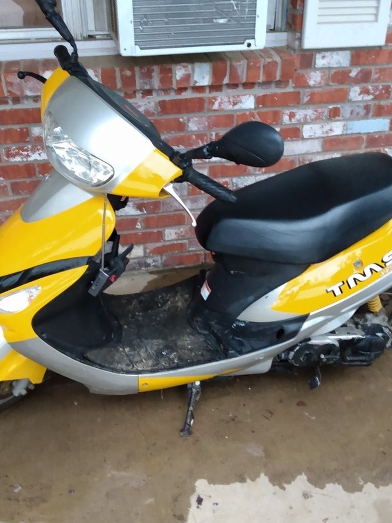 2008 49cc chinese scooter , runs great and alot of fun 750.00 .....paperwork available.....electric start and everything on it works(headlight , brake