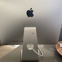 Apple iMac Desktop Computer 21.5” – Keyboard & Mouse – Works Great – $180