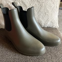 Women’s Boots Size 8