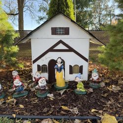 Snow White And The Seven Dwarfs Statues With Cottage