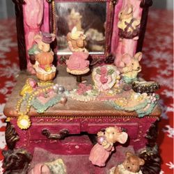 VINTAGE Kingsgate Collectible Musical Figurine Musicbox 