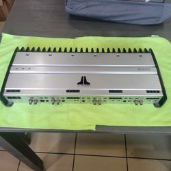 UN AMPLIFIER JL AUDIO 