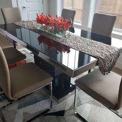Svante Dining Table