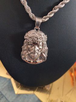 New silver tone stainless steel pendant 28in5mm has Rinstones on forehead mpu serious buyers don't deliver cash only price firm