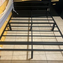 Queen bed fram