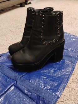 Beston Black Chunky Heels