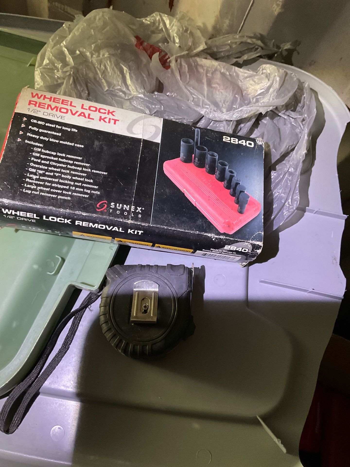 Professional shop use lug nut extraction set